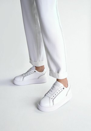 LIU JO WITH RHINESTONE TRIMS KYLIE - Sneakers basse - white