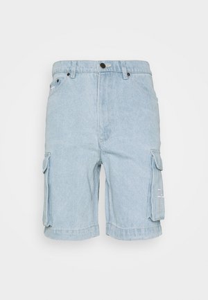 Shorts cargo en denim bleu clair avec fermeture à bouton, passants de ceinture, poches avant et poches à rabat de chaque côté.