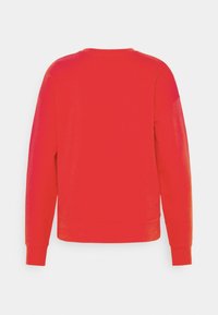 Sudadera roja con cuello redondo clásico y mangas largas, con una textura suave y un ajuste relajado. Sin logotipos ni patrones visibles.