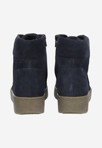 Navyblaue Wildleder-Ankle-Boote mit einer strukturierten hellbraunen Gummisohle und seitlichen Reißverschlüssen für einfaches An- und Ausziehen. Einfaches, elegantes Design mit einer hohen Form.