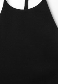 Černý top s halter krkem vyrobený z hladkého materiálu. Disponuje přiléhavým střihem s čistým výstřihem a minimem švů.