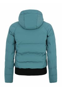 Türkisblaue Pufferjacke mit Kapuze, ausgestattet mit horizontalen Steppnähten und einem schwarzen Rippbund. Glatte Textur und warme Isolierung.