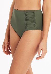 Wysokostanowe olive green bikini bottom z bocznymi marszczeniami, wykonane z gładkiego materiału, o jednolitym kolorze i wytrzymałej konstrukcji.