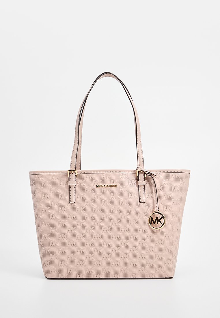 Bolso tote de Michael Kors en rosa claro con patrón de logo en relieve, detalles en dorado y doble asa para un fácil transporte.