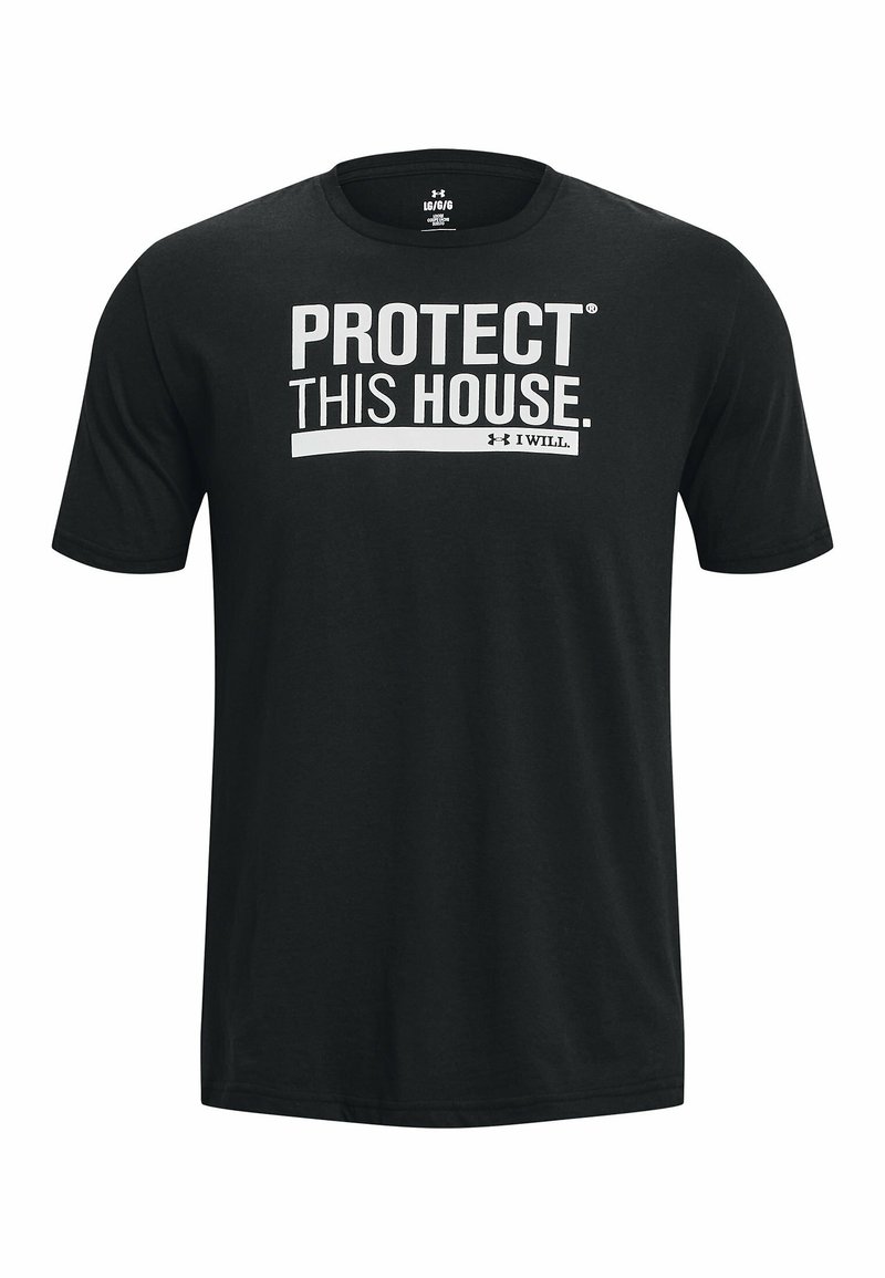 T-shirt noir en coton avec un grand graphisme en texte blanc qui indique "PROTÉGER CETTE MAISON" avec un accent plus petit en dessous. Manches courtes, col rond.
