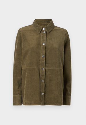 Camisa chaqueta de pana verde oliva con cuello, mangas largas, botones plateados y textura de estrías verticales.