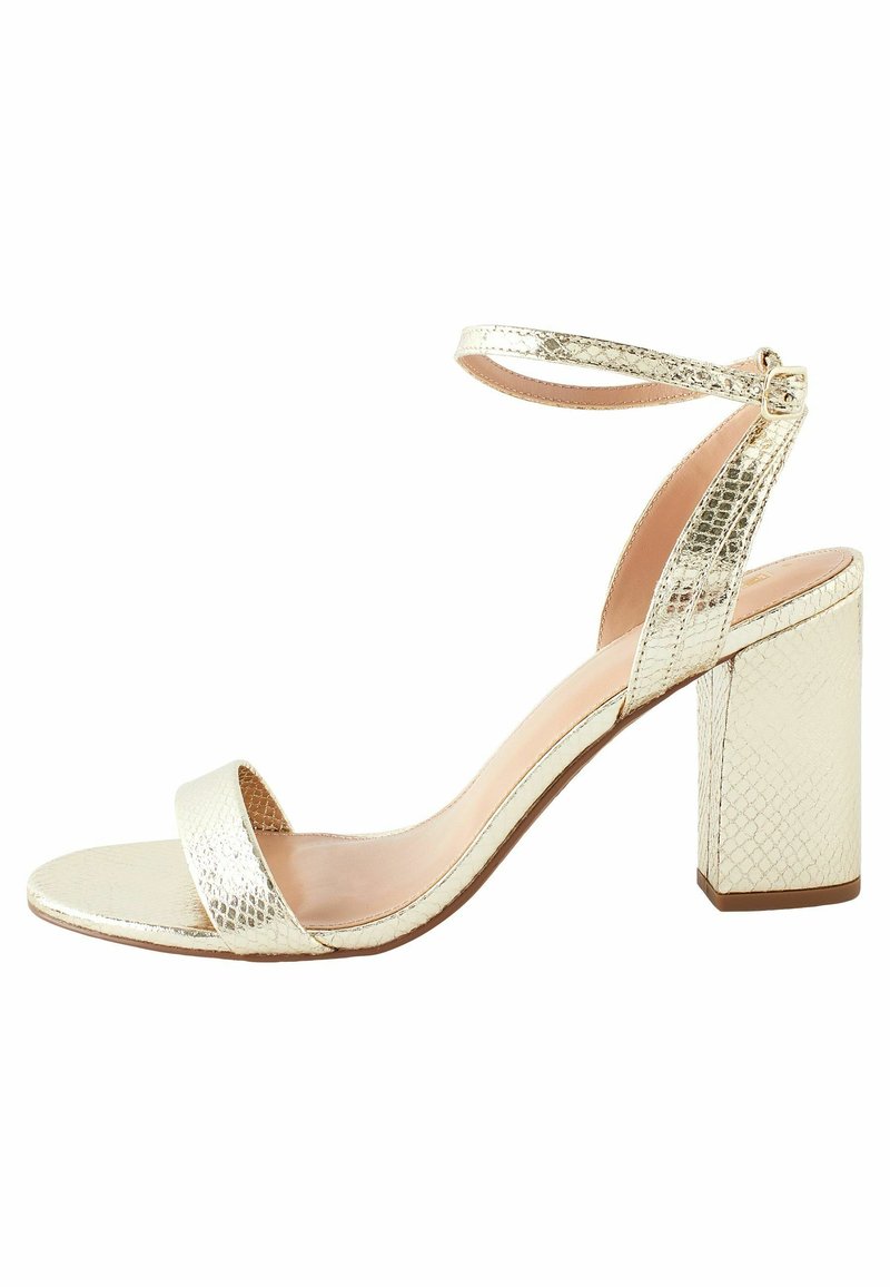 Guld, slangeprint hæl sandal med bred forreste rem, ankelrem med spænde og en chunky blokhæl. Glat tekstur hele vejen igennem.