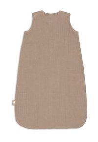 Sac de sommeil en coton beige doux, sans manches, avec un décolleté arrondi et un dos légèrement froncé. Étiquette sur le côté avec le logo.