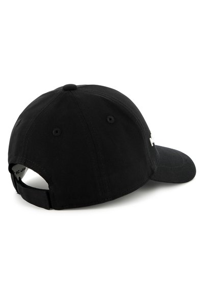 Zwarte baseballcap van katoen met een gebogen rand, verstelbare band aan de achterkant en kleine ventilatiegaatjes aan de zijkanten.