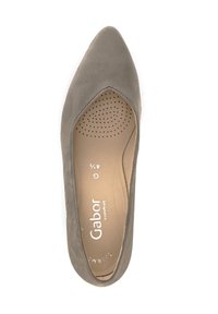 Taupe suede puntige platte schoen met een verzachte beige binnenzool gemarkeerd "Gabor Comfort" in maat 4 1/2, gezien van bovenaf.