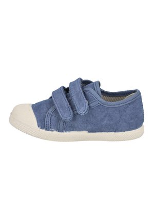 Zapato azul para niño pequeño con puntera y suela de goma blanca, con dos correas ajustables de cierre de velcro sobre fondo blanco.