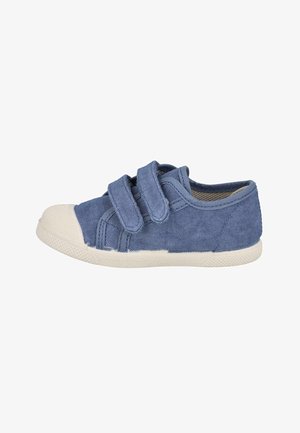 Zapato azul para niño pequeño con puntera y suela de goma blanca, con dos correas ajustables de cierre de velcro sobre fondo blanco.