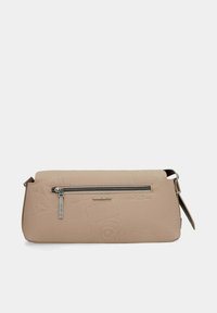 Beige strukturiertes Leder-Clutch mit horizontalem Reißverschlussfach auf der Vorderseite, dezenten geprägten Mustern und metallic-farbenem Logo auf hellem Hintergrund.