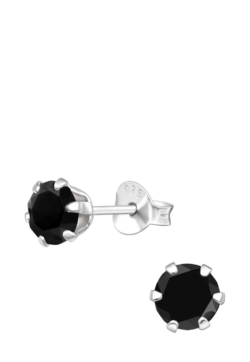 Zwarte octagonale gefaceteerde stud oorbellen gezet in zilverkleurig metaal met zes klauwaccenten. De weergave heeft een vlindersluiting en is gemarkeerd met 925.