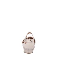 Sandalia blanca de cuero con diseño recortado, correa trasera, detalles de borde trenzado y un ligero tacón. Textura suave, puntera redonda, estilo casual.