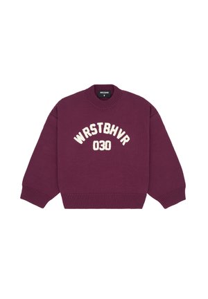 Maglione lavorato a maglia color bordeaux con polsini e orlo a coste. Presenta la scritta bianca "WRSTBHV" e "030" in una texture morbida e in rilievo. Design classico a girocollo.