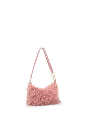 Kobieta ubrana w białą koszulkę z krótkim rękawem, ciemne jeansy z wysokim stanem i szerokimi nogawkami, beżowe szpilki, trzymająca puszystą różową torebkę.