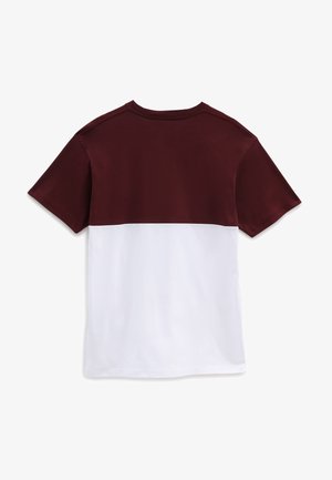 T-shirt à manches courtes avec moitié supérieure bordeaux et moitié inférieure blanche, montré de dos sur fond blanc.
