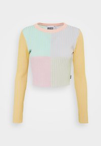 Geribbelde crop top met een kleurblokontwerp in mintgroen, lichtroze, lichtblauw en geel, met lange mouwen en een ronde halslijn.