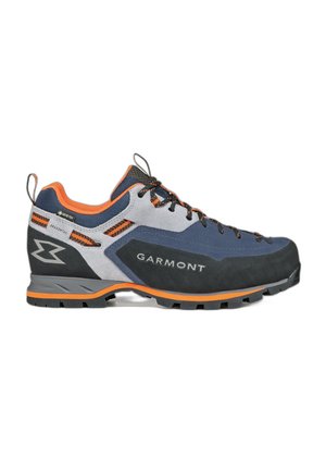 Zapatos de senderismo Garmont con un upper de ante y tejido azul y gris. Cuentan con acentos en naranja, una punta de goma y una suela antideslizante para mayor tracción.