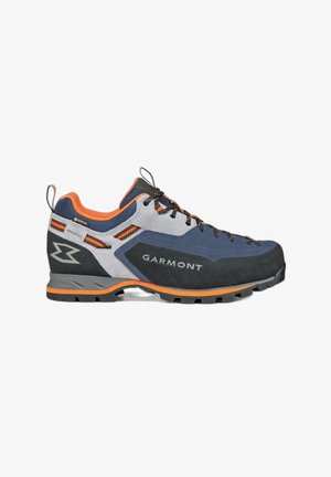 Zapatos de senderismo Garmont con un upper de ante y tejido azul y gris. Cuentan con acentos en naranja, una punta de goma y una suela antideslizante para mayor tracción.