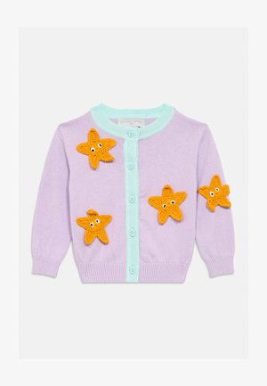 Lavendelfarvet børnecardigan med mintgrønne knapper og kant, dekoreret med fire lysende orange søstjerner med hvide øjne.