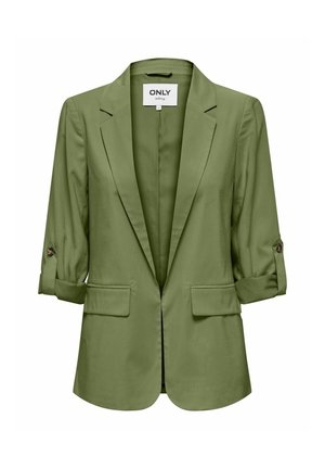 Sacou verde măsliniu cu mâneci trei sferturi rulată, rever cu tăietură, și două buzunare frontale, fabricat dintr-un material neted cu o textură fină.