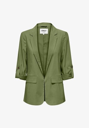 Sacou verde măsliniu cu mâneci trei sferturi rulată, rever cu tăietură, și două buzunare frontale, fabricat dintr-un material neted cu o textură fină.