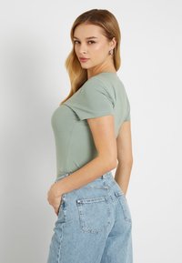Guess TRIANGLE - Majica kratkih rukava s printom - groen