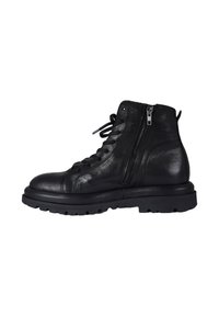 Stivaletti alla caviglia in pelle nera con colletto imbottito, punta rotonda, allacciatura frontale e cerniera laterale. Superficie strutturata e suola in gomma robusta.