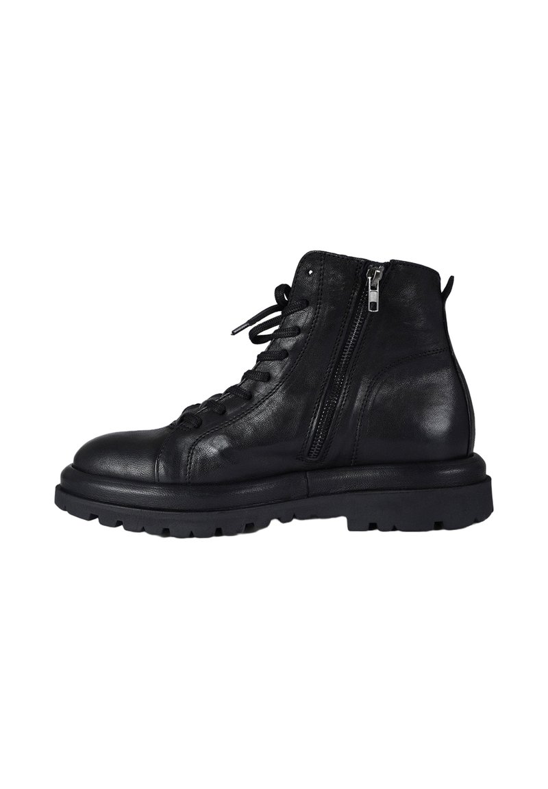 Stivaletti alla caviglia in pelle nera con colletto imbottito, punta rotonda, allacciatura frontale e cerniera laterale. Superficie strutturata e suola in gomma robusta.