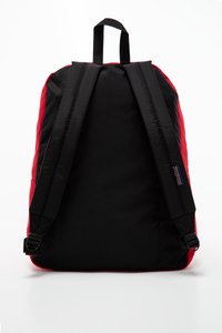 Sac à dos rouge et noir avec des bretelles noires ajustables, une poignée supérieure et une forme plate et rectangulaire ; fabriqué en tissu durable avec une texture lisse.