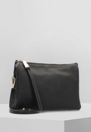 Pochette en cuir noir avec fermeture éclair, bandoulière amovible et quincaillerie dorée. Texture lisse et forme rectangulaire au design minimaliste.