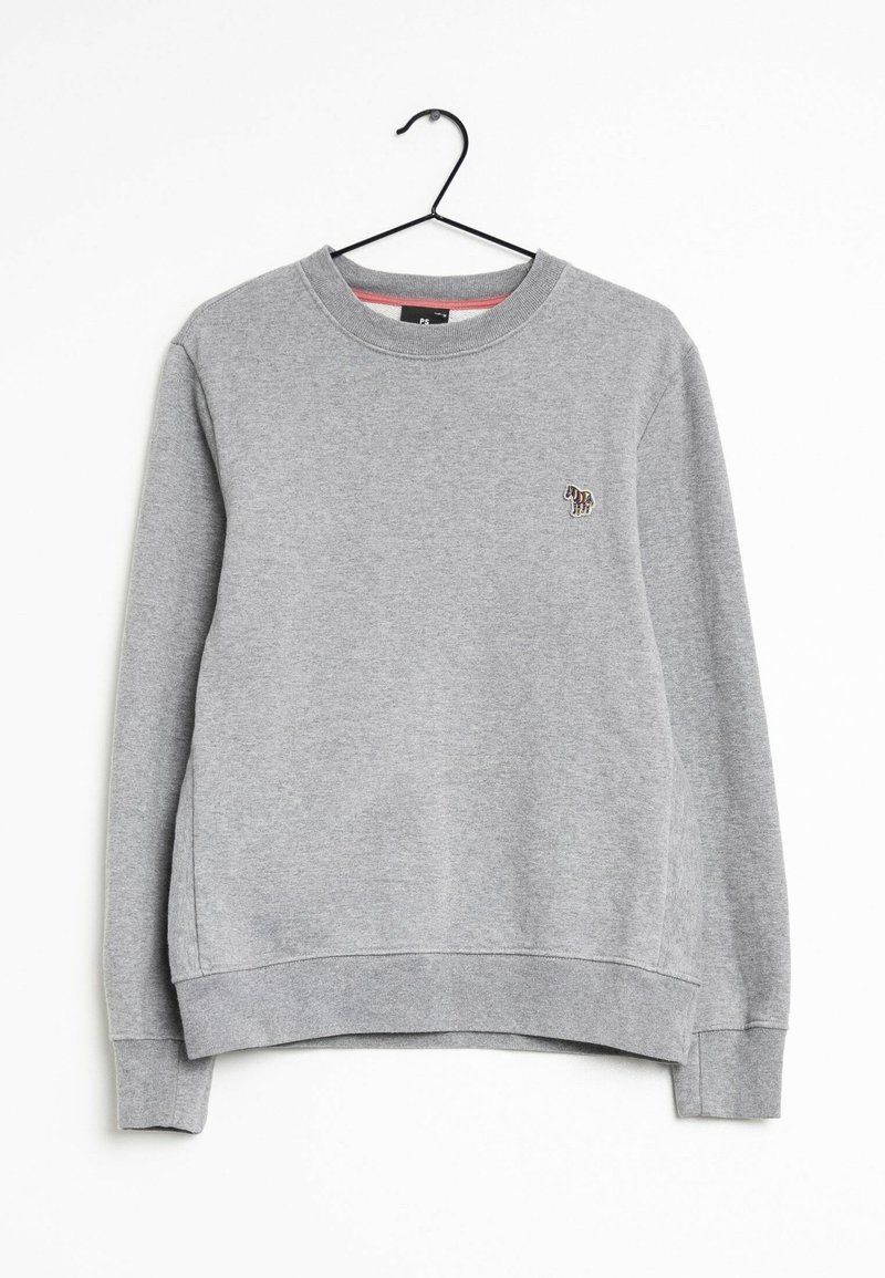 Sweatshirt gris en tissu doux, avec un col rond, des manches longues et un petit motif brodé sur la poitrine.