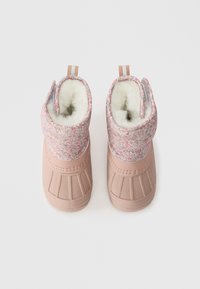 Ροζ λαστιχένιες μπότες με υφή ροζ άνω μέρος και μαλακή λευκή επένδυση. Διαθέτουν ένα σχέδιο στον γιακά και λαβές για εύκολη φόρεση.