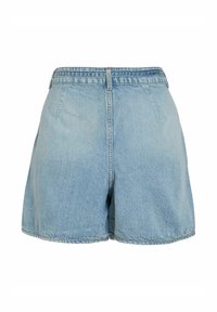 Short en denim bleu clair avec taille haute, passants de ceinture et deux poches latérales, vu de dos sur fond blanc.