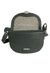 Borsa a tracolla verde in pelle con patta curvata, accessori in argento e interno foderato con un motivo geometrico in beige e blu.