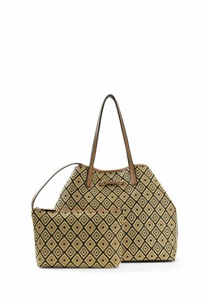 Grote draagtas en bijpassend ritstasje met beige en zwart diamantpatroon, bruine handvatten en een "Guess" logoplaatje.