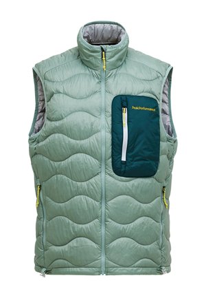 Lichtgroene gewatteerde mouwloze bodywarmer met hoge kraag, voorrits en donkergroene rits op de borst, geborduurd met gele "Peak Performance".