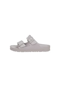 Sandales gris clair en matériau lisse avec deux sangles réglables et boucles. La semelle présente un motif texturé pour une meilleure adhérence.