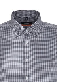 Pánská slim-fit košile na knoflíky s malým černobílým kostkovaným vzorem a špicatým límcem.