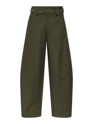 Magas derekú, bő szárú khaki zöld nadrág övhurkokkal, elöl gombos és cipzáras záródással.
