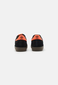 adidas Originals GAZELLE VTR UNISEX - Sporta apavi - core black/solar orange/footwear white