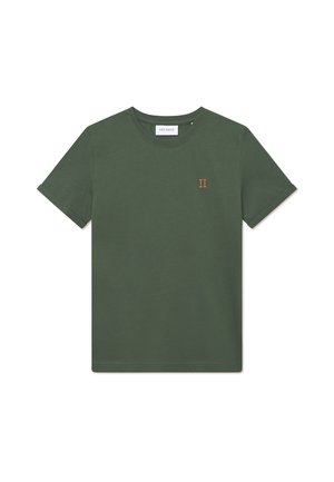 Grønn bomull t-skjorte med korte ermer og rund hals. Har en liten oransje "II"-logo på venstre bryst. Glatt tekstur.