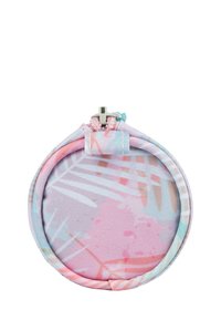 Kulatá peněženka na mince vyrobená z látky v pastelových barvách s tropickým potiskem. Obsahuje zipové uzavírání a malý kovový akcent.