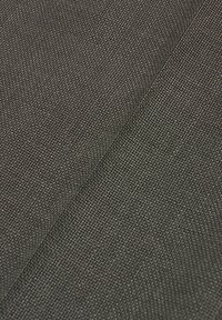 Tissu noir texturé avec un motif tissé, affichant une surface lisse et un éclat subtil. Le matériau semble durable et flexible.