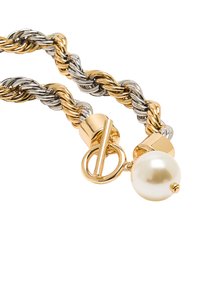 Złota i srebrna skręcona bransoletka z detalem z perły i zapięciem na suwak. Posiada gładkie wykończenie i połączenie kolorów metalicznych.