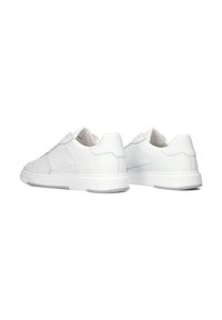 Witte leren sneakers met een minimalistisch ontwerp, vetersluiting, subtiele perforaties aan de zijkanten en een gestructureerde rubberen zool.