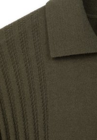 Sweterkowa koszulka polo w kolorze oliwkowej zieleni z teksturowanym wzorem pasków na ramieniu i klatce piersiowej, z wyraźnym kołnierzykiem i miękką tkaniną.