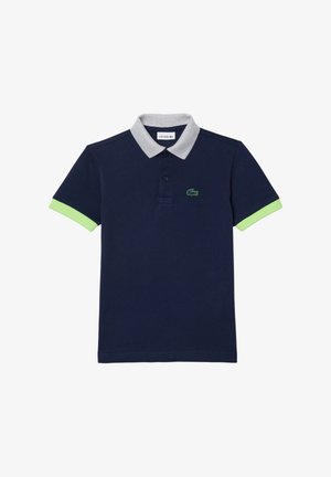 Marineblauw poloshirt met een grijze kraag, groene accenten op de mouwen en een klein groen Lacoste-logo. Korte mouwen en een klassieke pasvorm. Gemaakt van katoen.